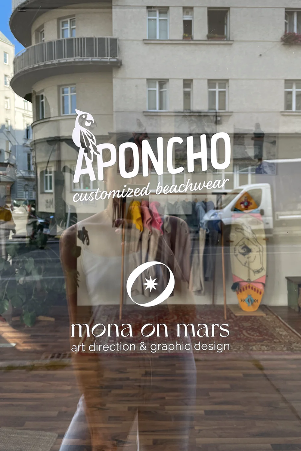 monaonmars-aponcho-logo-window